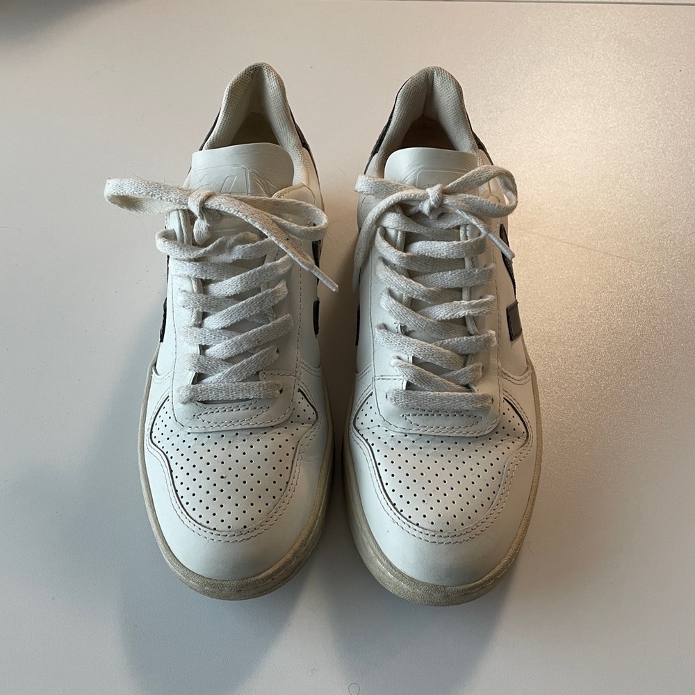 Veja V-10 white and black size 39/8